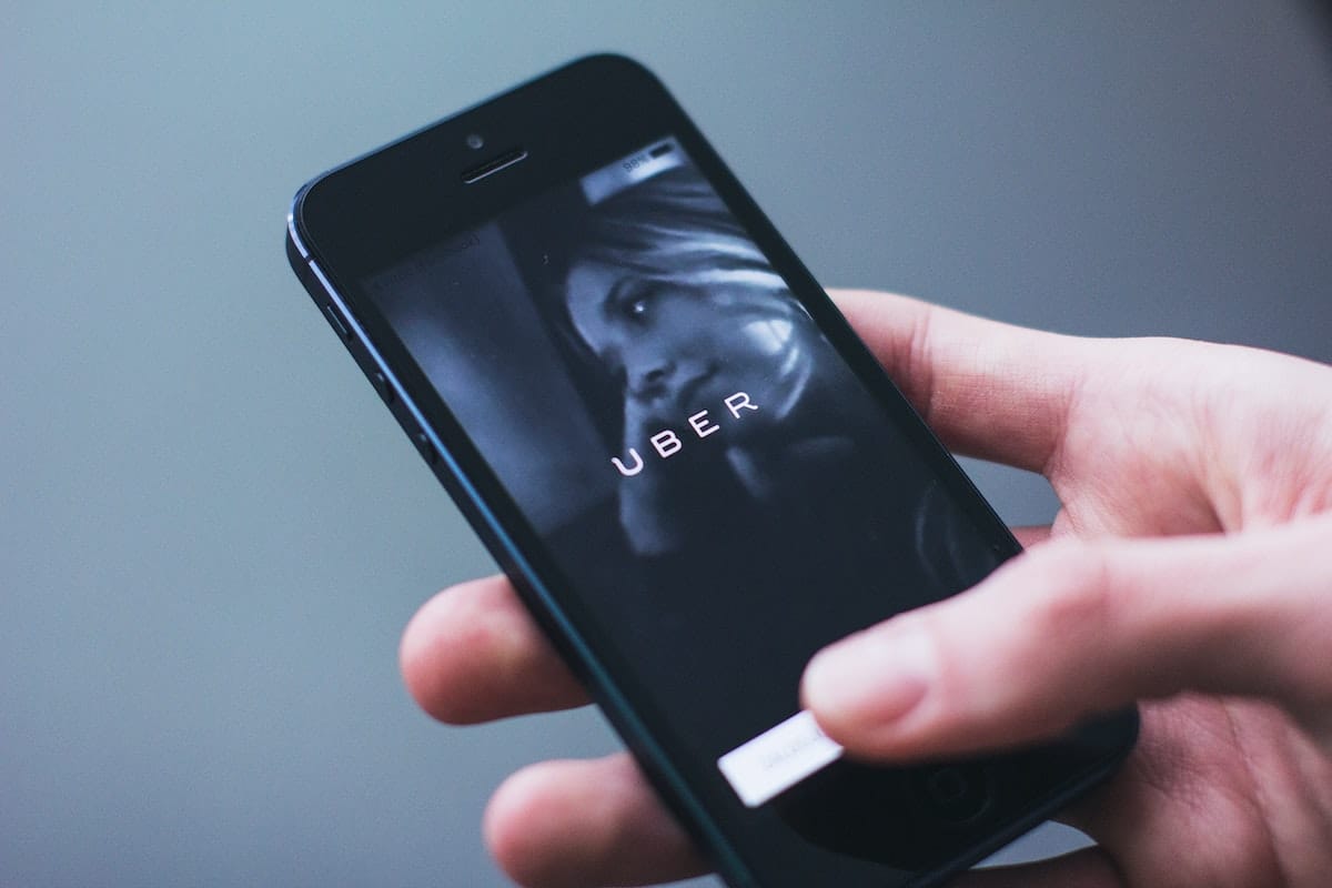 La CDMX impone reglas para Uber y Cabify