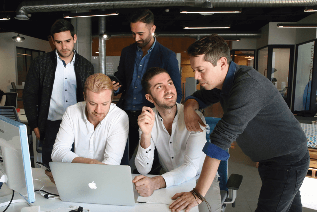 Ordena alimentos sin fila, sin demora y sin costo extra.