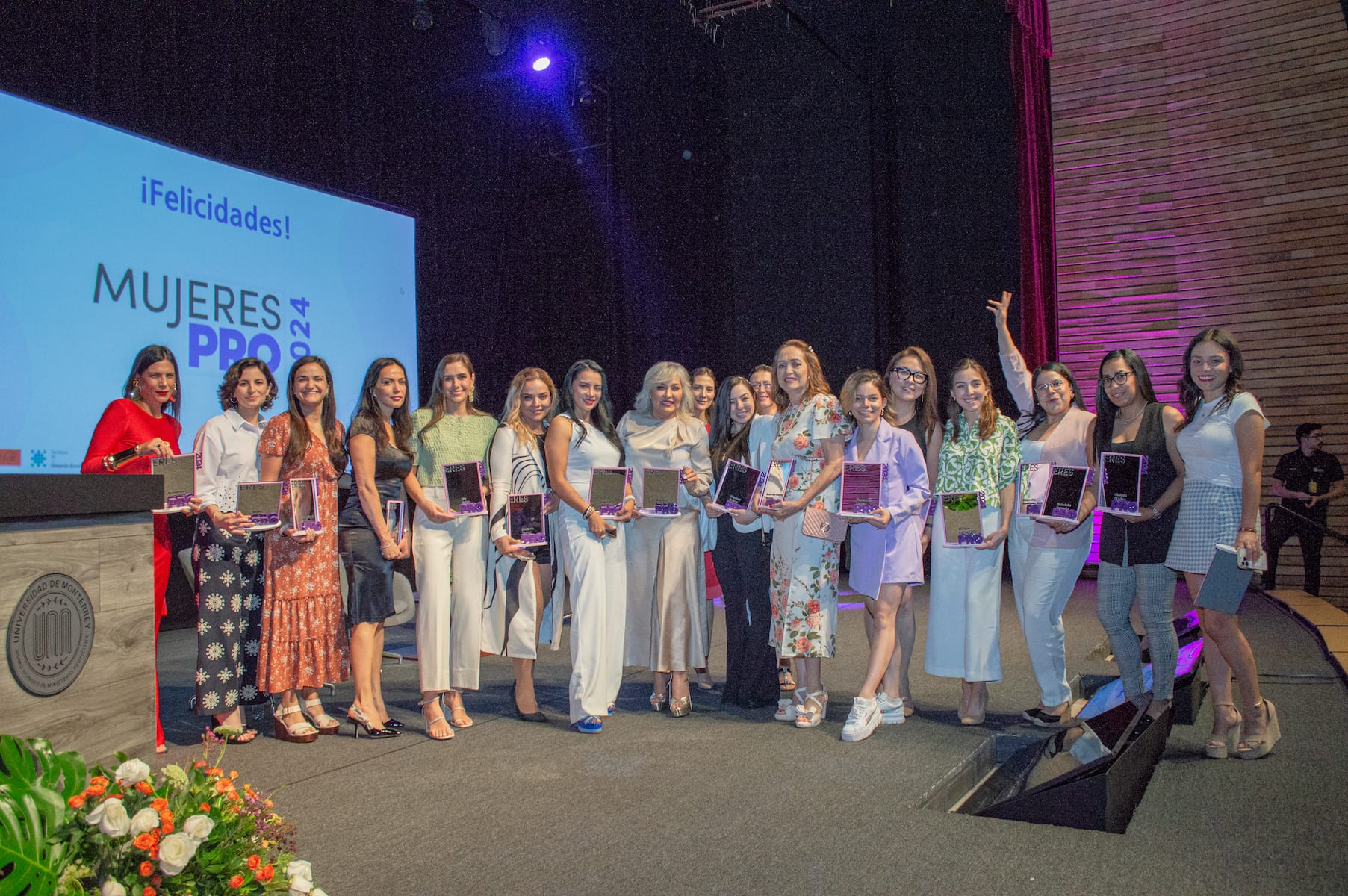 Celebrando el Éxito Femenino: Mujeres PRO 2024