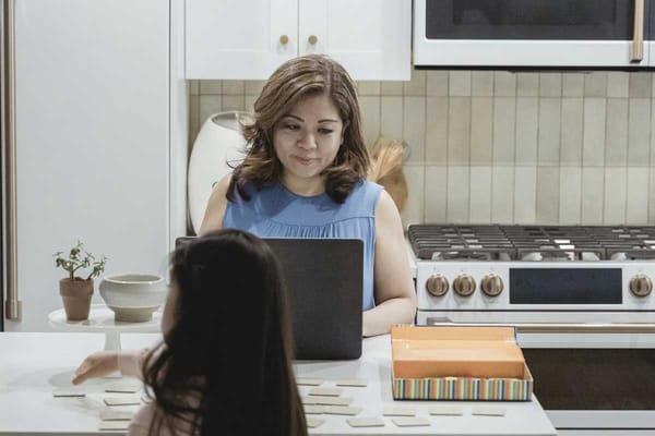 Startups EdTech que impulsan el desarrollo profesional de mamás trabajadoras