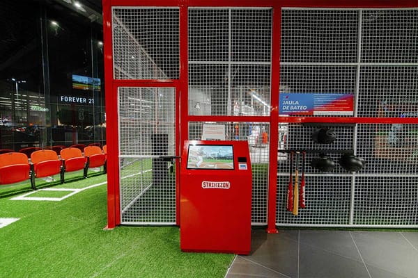 Conoce los beneficios de agregar un simulador de béisbol Strikezon a tu negocio