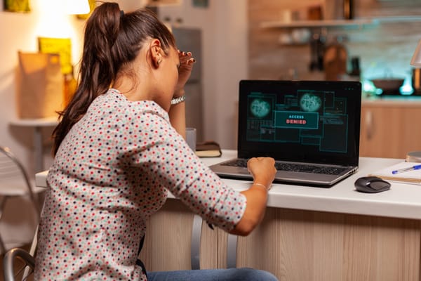 Tu envío fue suspendido: la estafa digital más común que llega por correo y WhatsApp