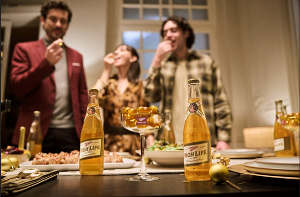 Playbook PRO: Cómo Miller High Life reescribe las reglas del marketing navideño con The Golden Ritual