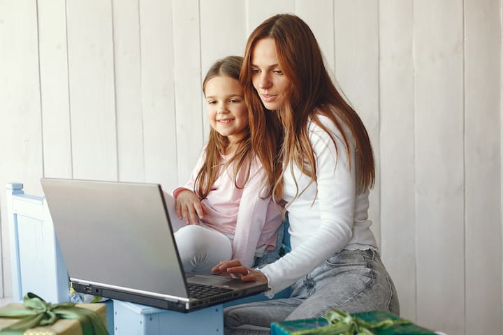 3 ideas para emprender desde casa siendo mamá y con cero inversión